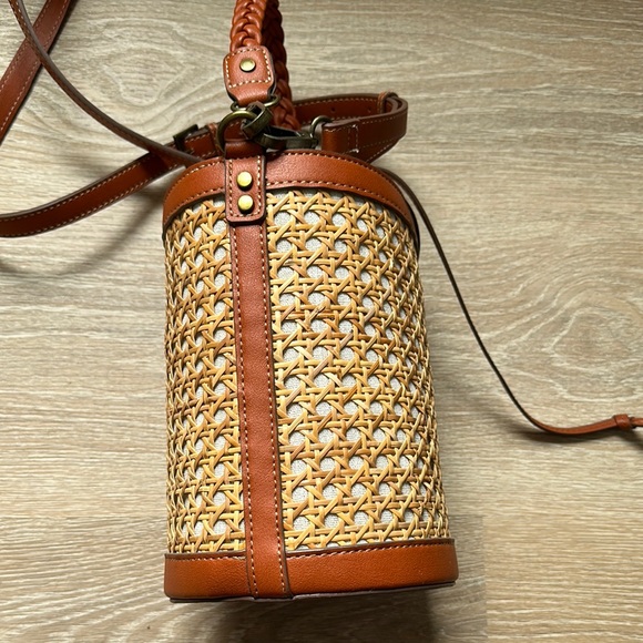 Tommy Bahama woven crossbody bucket bag with removable straps - Picture 8 of 11